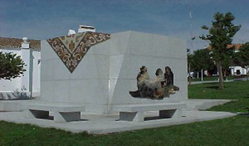 Arraiolos - Monumento à tapeteira 001