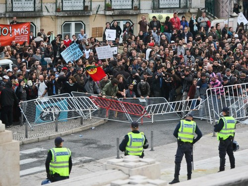 Manifestantes derrubam barricadas
