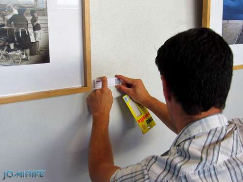 Montagem da exposição colectiva de Fotografia «Figueira da Foz, aqui sou feliz» em comemoração do 131º aniversário da Elevação da Figueira da Foz a Cidade - Colocação dos QR Codes de cada um dos autores