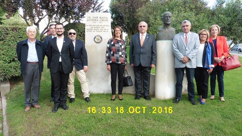 Visita Do Governador Do Distrito 1960 Ao Busto Do Fundador Do Rotary Torres Vedras Rotary 1425