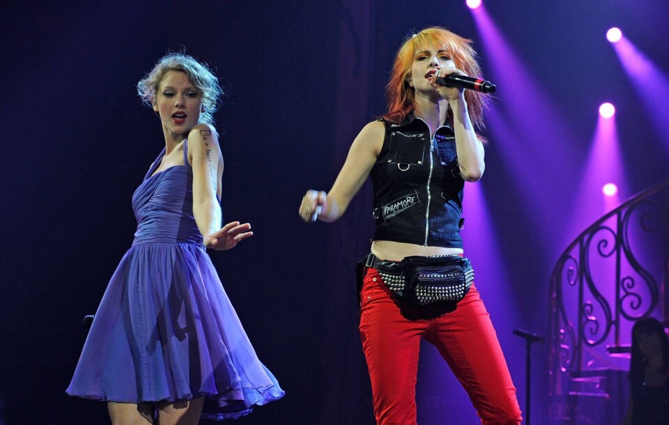 Hayley-Williams-and-Taylor-Swift-performing.jpg