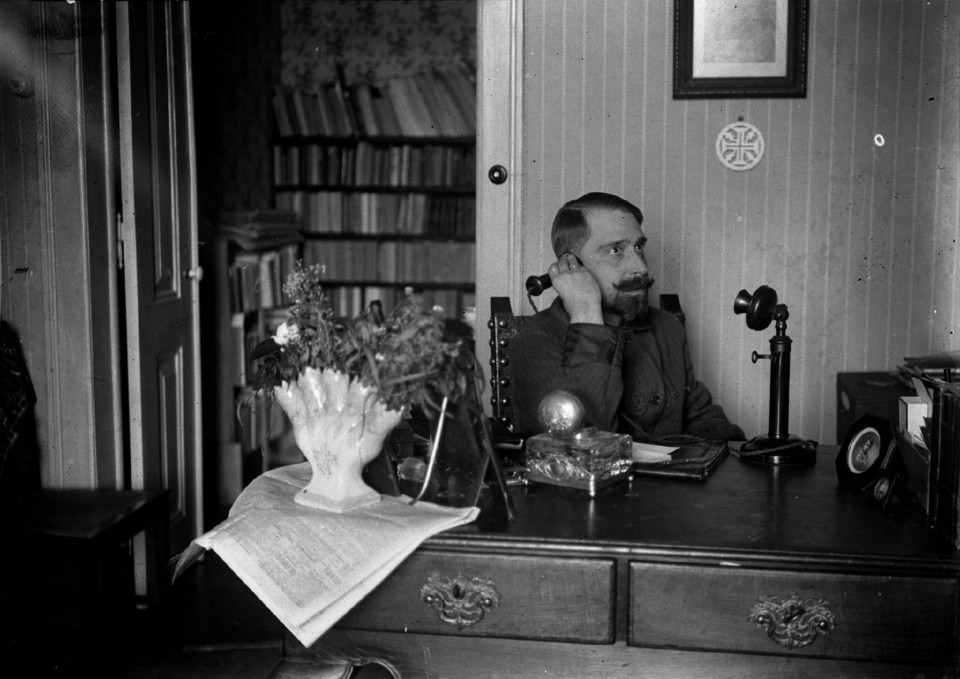 cavalheiro ao telefone 2.jpg