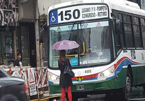 HD Mulher pára o trânsito por não a deixarem en