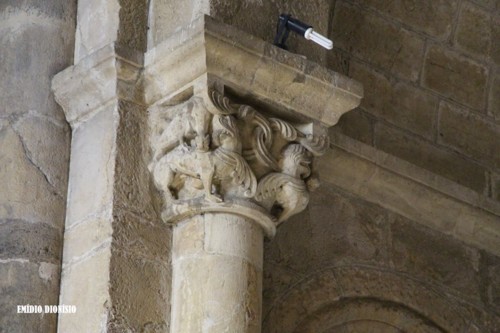 Igreja de S. Tiago. Interior. Capitel abside.jpg
