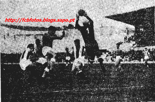 1957-58-belenenses-fcb-braulio defende amaçado po 1957-58-belenenses-fcb-braulio defende amaçado po
