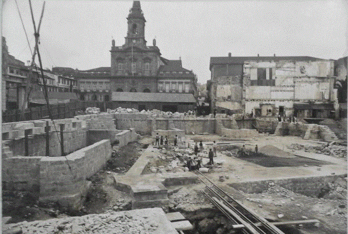 construção do edifício vendo-se a igreja.GIF