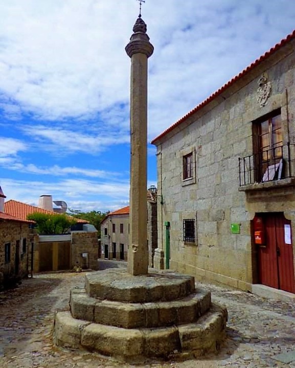 Pelourinho-Aldeia-Historica-de-Linhares.jpg