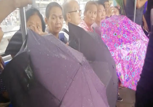HD Guarda chuva dentro do autocarro.jpg