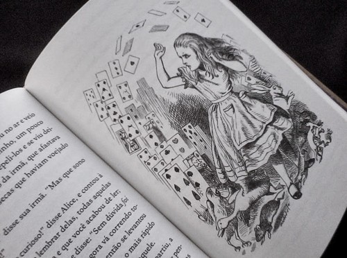 alice-pais-das-maravilhas-zahar-bolso-de-luxo.jpg alice-pais-das-maravilhas-zahar-bolso-de-luxo.jpg