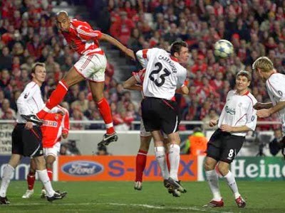 Luisão marca ao Liverpool.jpg