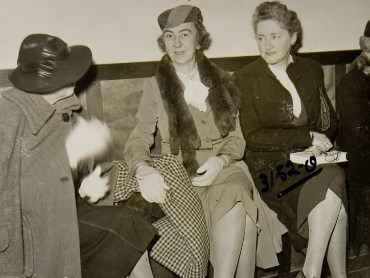 orlena scoville ao centro pouco antes de embarcar 