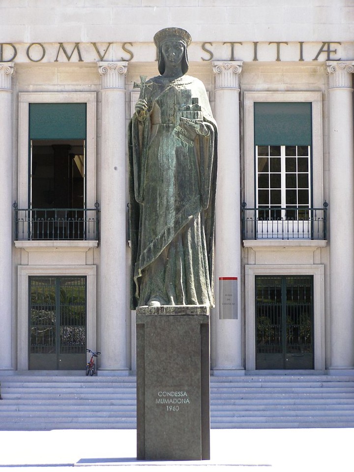 Álvaro de Brée, Estátua de Mumadona Dias em fre Álvaro de Brée, Estátua de Mumadona Dias em fre