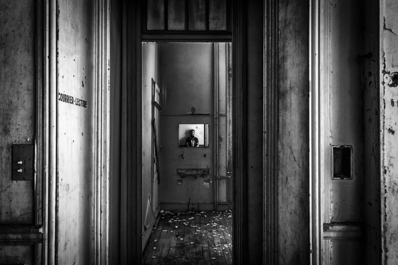 abandoned-black-and-white-dark-160431.jpg
