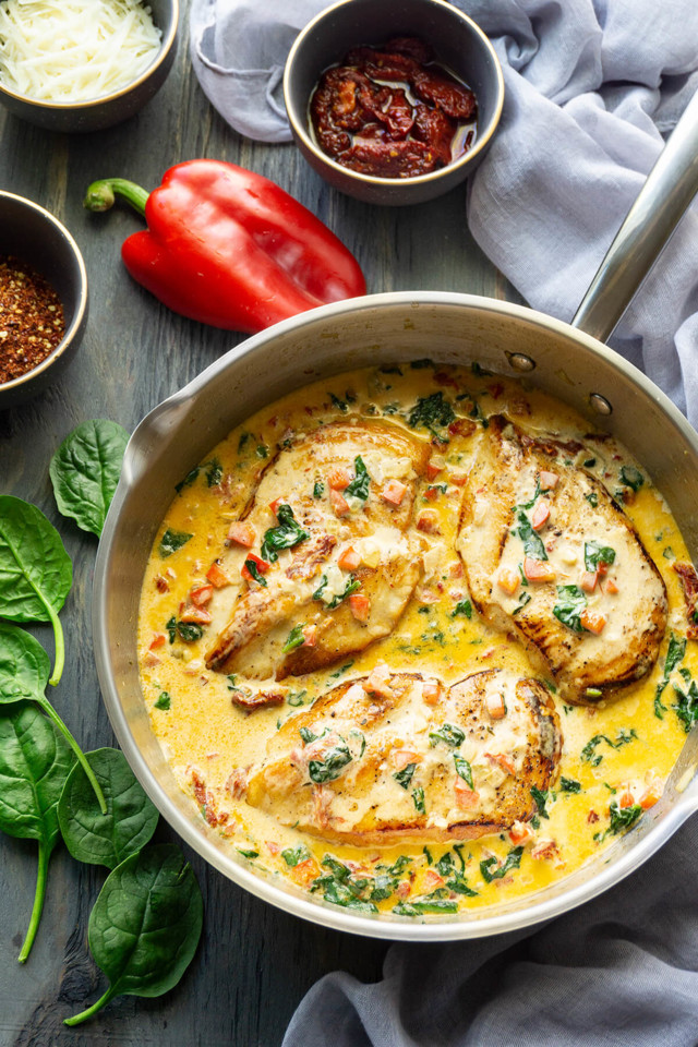 peitos de frango com molho de parmesão e alho, um jantar ...