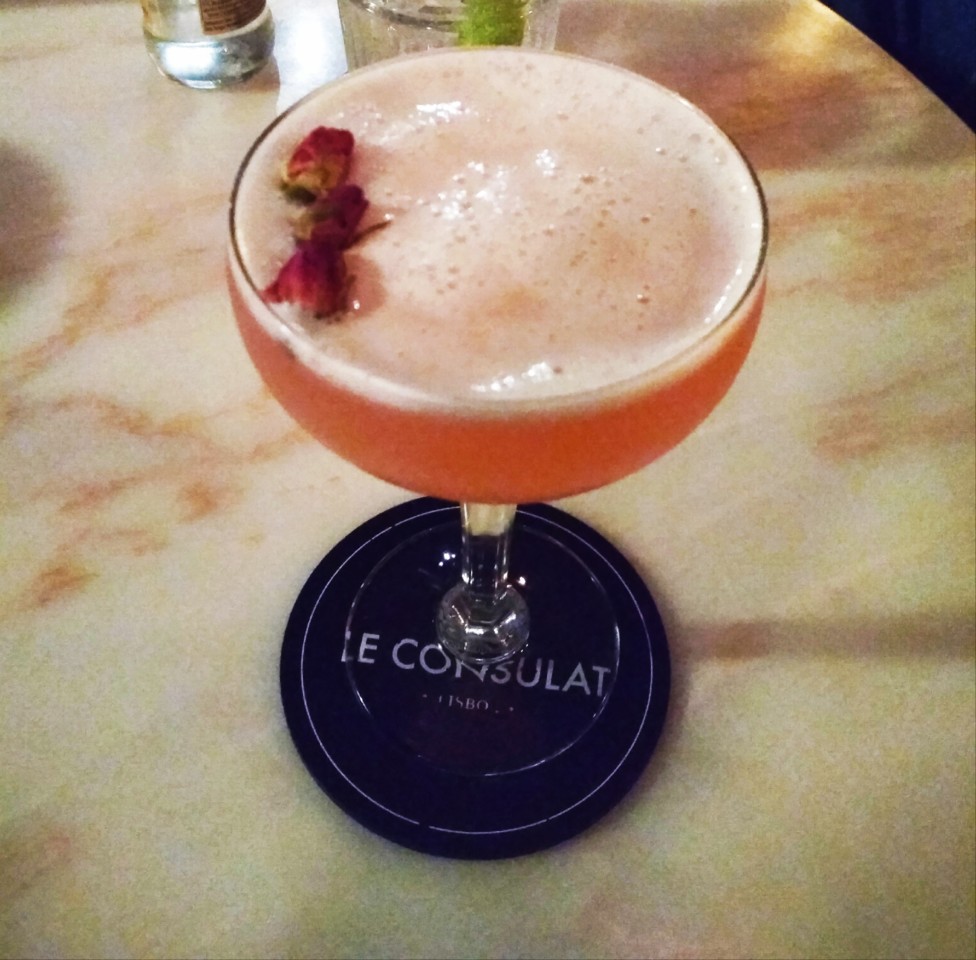 Le Consulat: Arts and Drinks