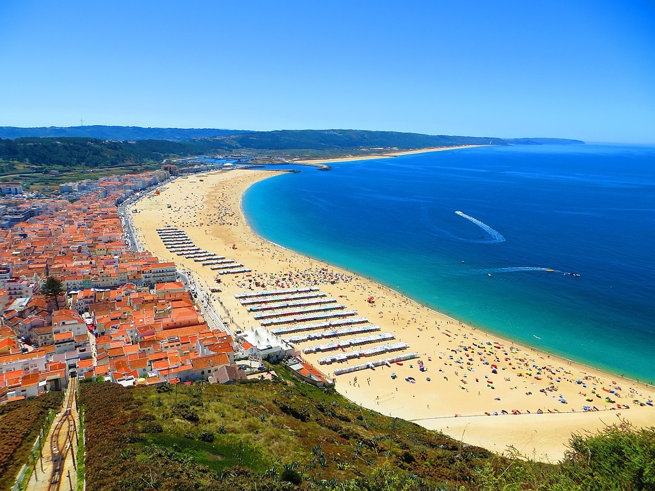 O casario e a praia da vila de Nazaré vistos do S O casario e a praia da vila de Nazaré vistos do S