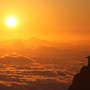 Amanhecer - Sol aparece forte por cima das nuvens 
