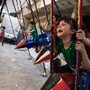 Crianças brincam em rockets Douma, Síria