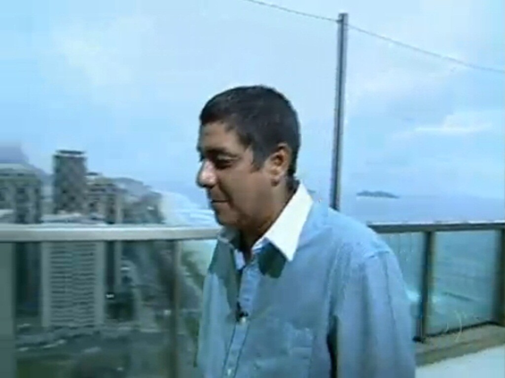 Zeca Pagodinho em seu apartamento na Barra da Tiju