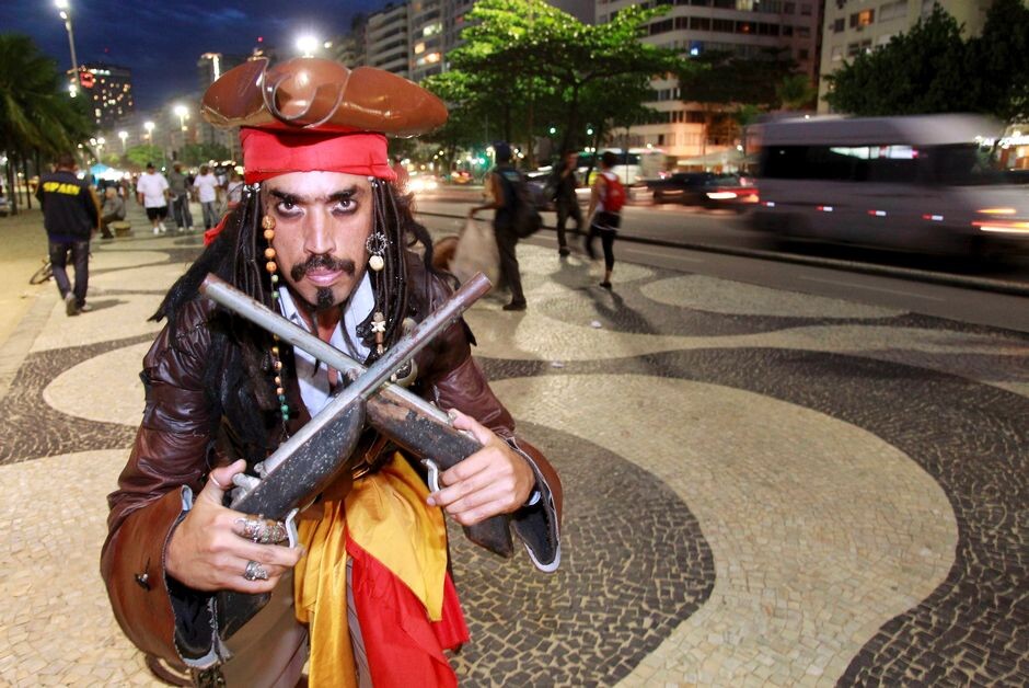 Warlley Costa, morador de Paraty, veste-se de pira