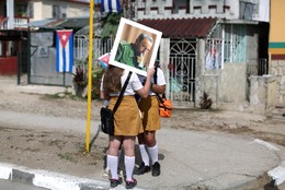 Esperam cortejo fúnebre Buenaventura, Cuba 