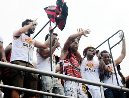 Carnaval - Bloco Ronaldinho Gaúcho puxa o grito