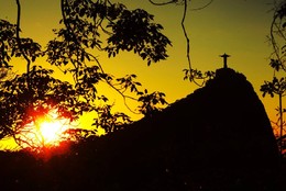 Critos Redentor no alto do Corcovado - O nascer do