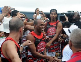 Carnaval - Bloco Ronaldinho Gaúcho chega cercado