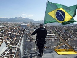Alem&atilde;o - Bandeira do Brasil &eacute; hasteada no alto d